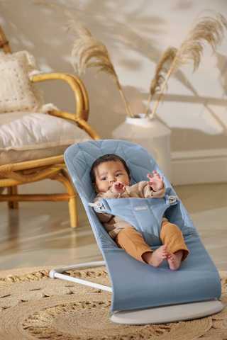 Детское Кресло-шезлонг BabyBjorn Bouncer Bliss Cotton Petal Quilt Blue  купить в интернет-магазине MUM по самой выгодной цене