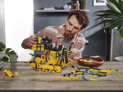 Конструктор LEGO Конструктор Technic Бульдозер Cat D11 на пульті управління 42131